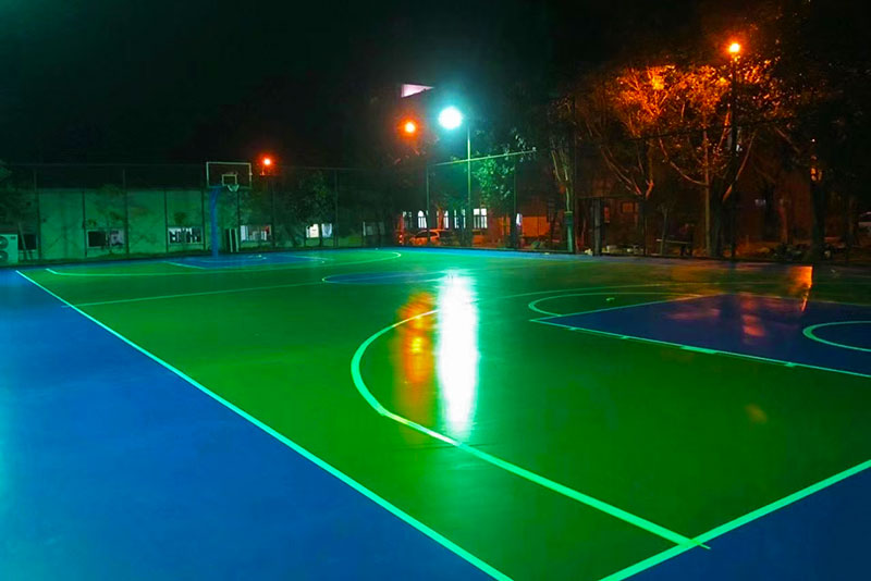 夜晚篮球场地